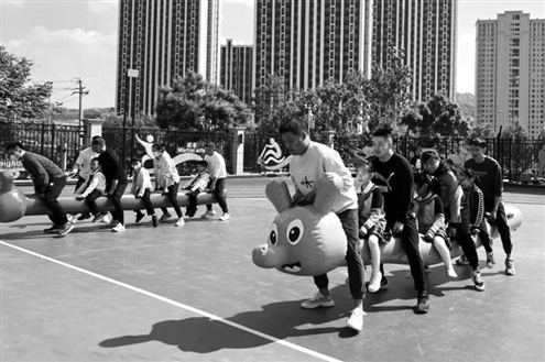 济南市市中区泉欣小学组织亲子运动会,架起爱的桥梁